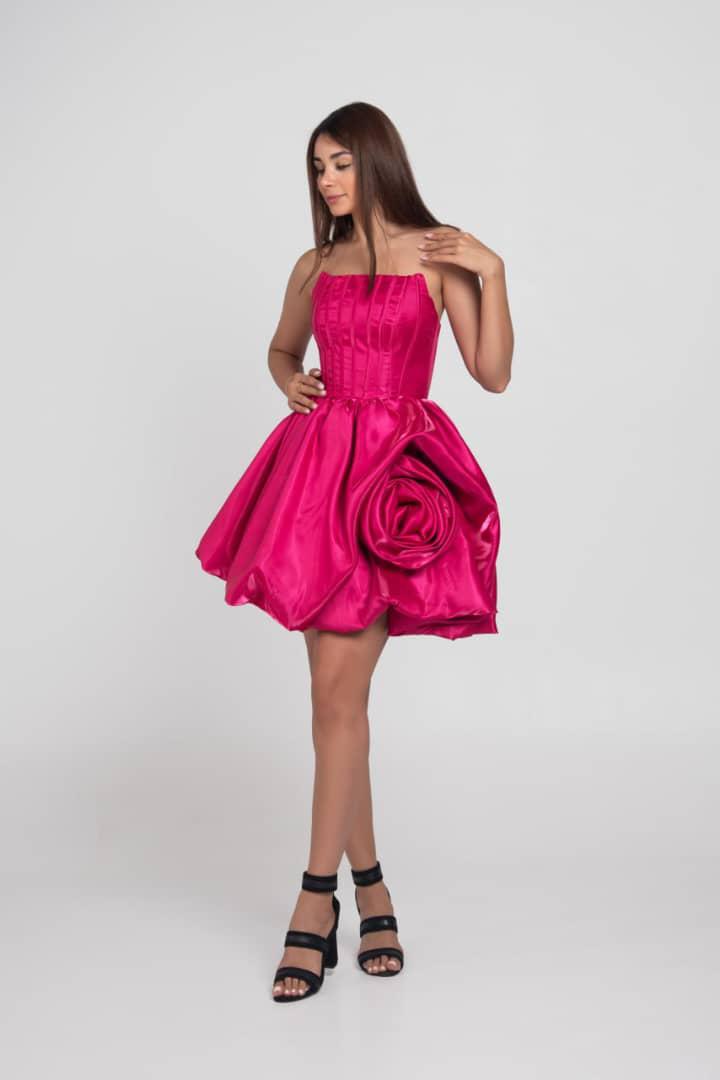Charmantes Cocktailkleid mit Blumendetail