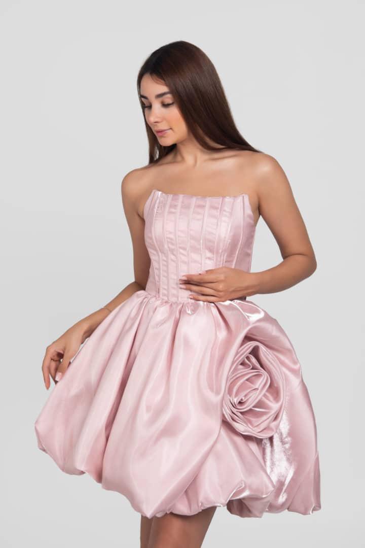 Charmantes Cocktailkleid mit Blumendetail