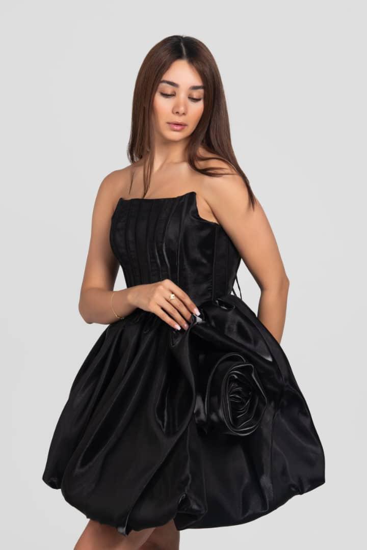 Charmantes Cocktailkleid mit Blumendetail
